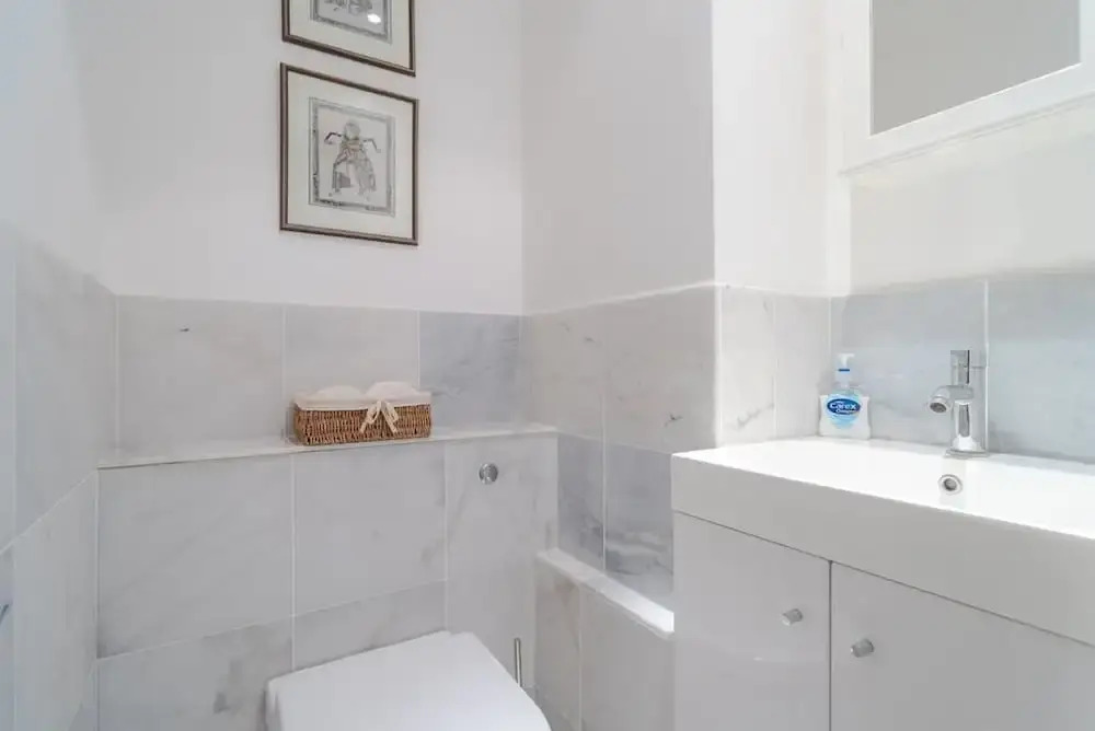 Lovely 2BR Home in Battersea W/parking, 3 Guests!