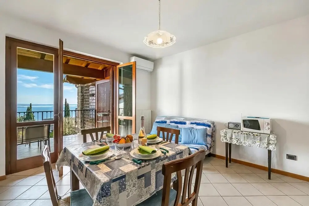 Julia's House With Lakeview and shared pool