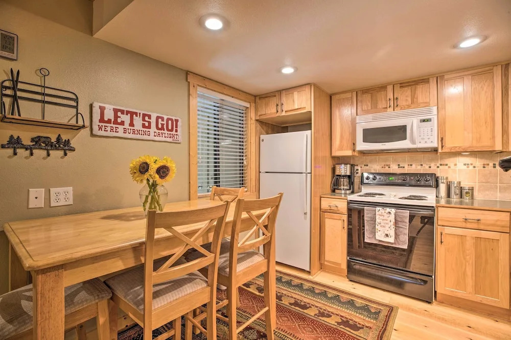 Cozy Family Condo in Mammoth Lakes w/ Balcony