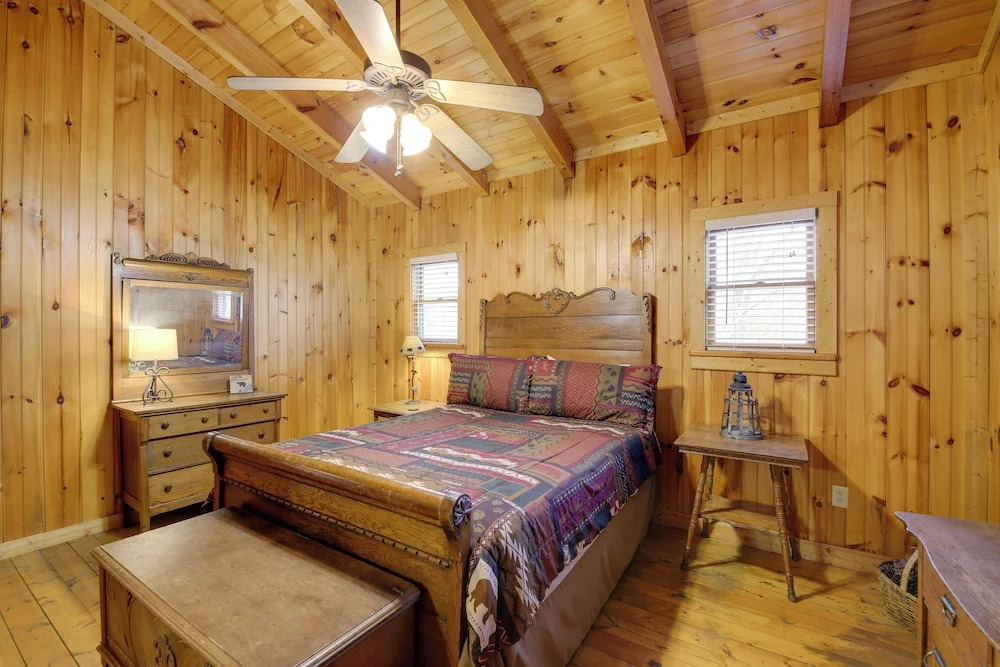 Smoky Mountains Cabin w/ Hot Tub, Deck & Views!