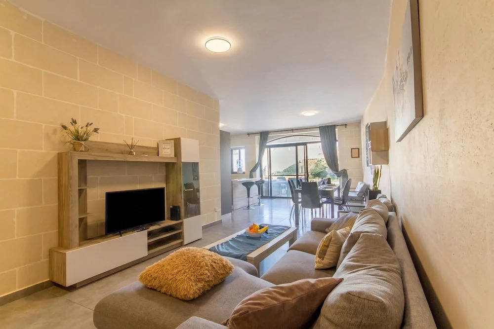 TaSiku Gozitan villa Pool & hot tub - Happy Rentals