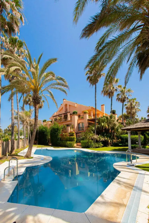 Luxury 3BDRS apt. In Mistral Beach with sea views.