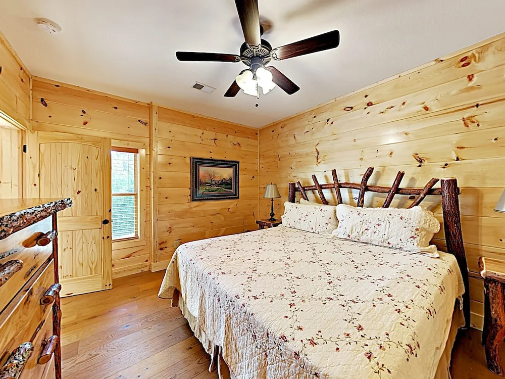 New Listing! Gorgeous W/ Mountain Views 3 Bedroom Cabin