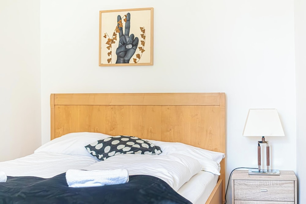 Stylish 2BR Apartment Long Stay for 5