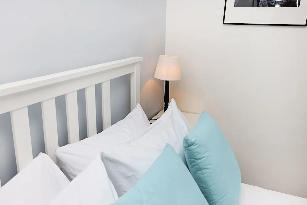 JOIVY Contemporary Royal Mile Apartment W/Balcony
