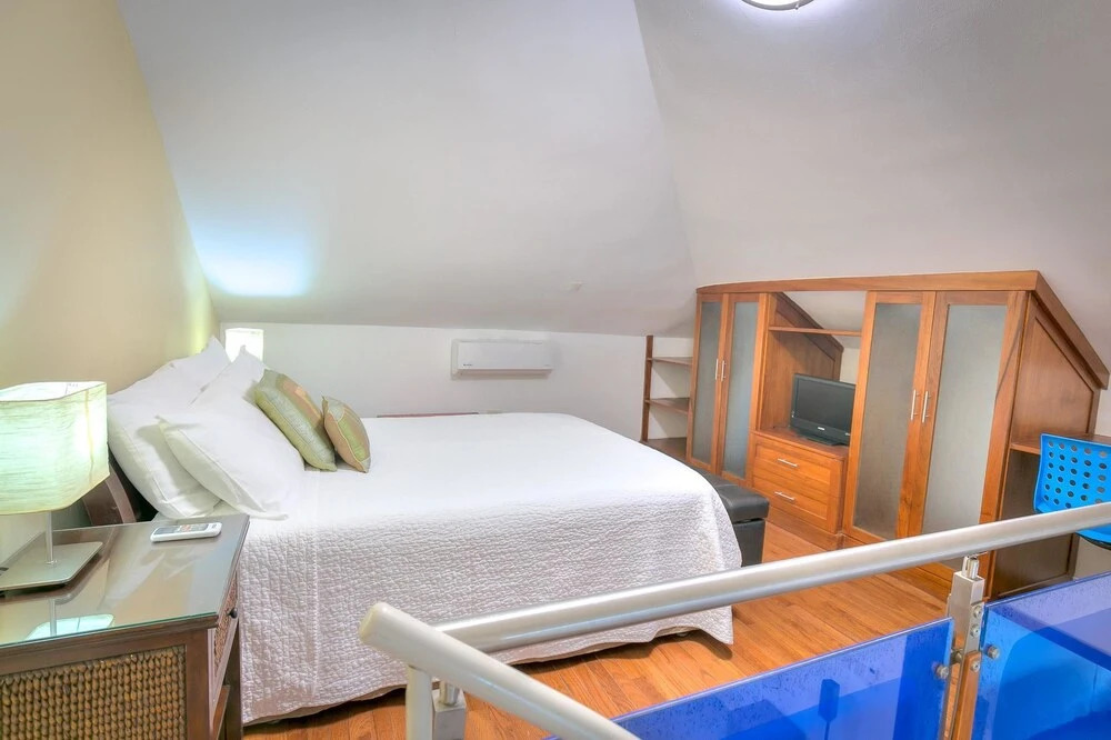 Oceanview Apartment With Large Balcony and Next to the Beach