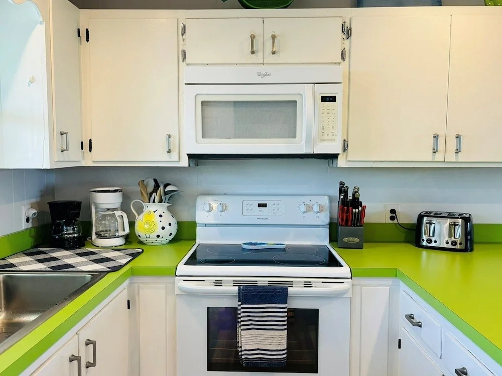 Lime Inn 4 Bedroom Home by RedAwning