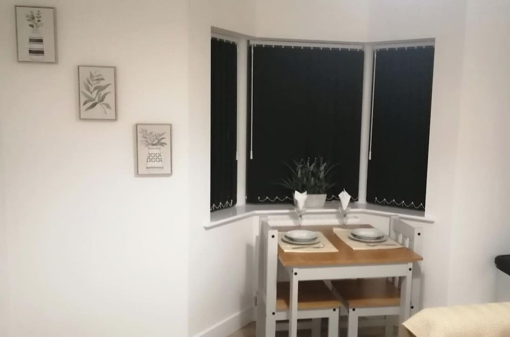 1 Bed Apartment Sleeps 2 - Parking & Wifi