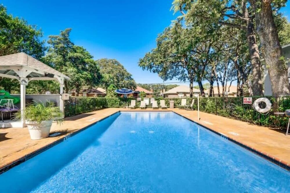 1BD Condo Pool South Irving I40