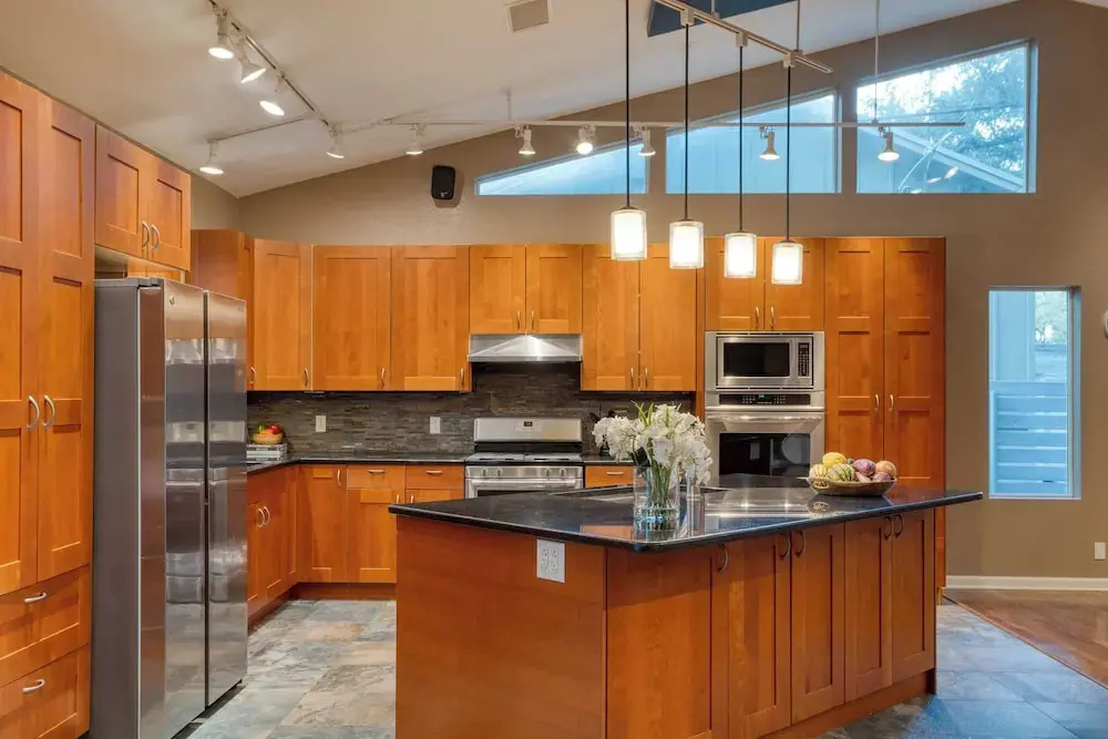 Sleeps 18! Game Room, Deck w/ Firepit, 5bdr, Casita Cedar & Stone by Avantstay