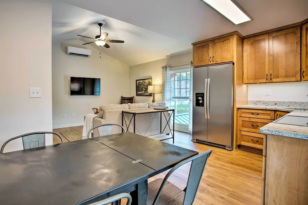 Walk to Main Street Eats: Remodeled Saluda Apt