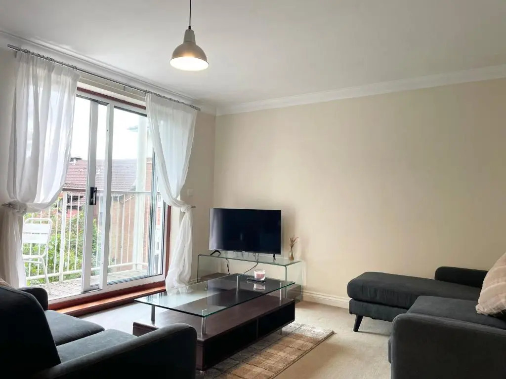 BEST PRICE - AMAZING 2 Bed 2 Bath - 4 Singles or Super King beds, 10 min walk to city centre, Smart Tv, Ensuite, Balcony, FREE PARKING