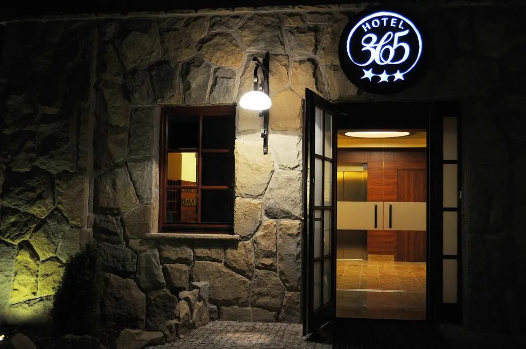 Hotel 365