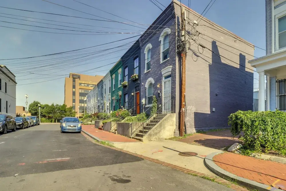 2 Mi to National Mall: Stunning Townhome w/ Patio!