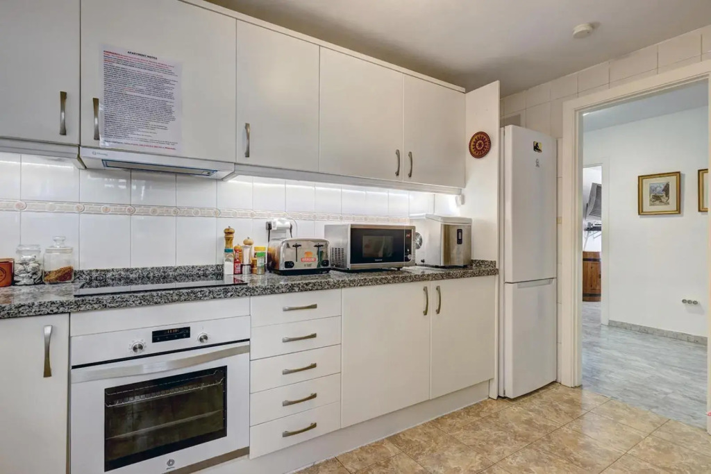 Marbella Sleeps 10 adults Secure underground car park Pool Aircon Fast Wifi
