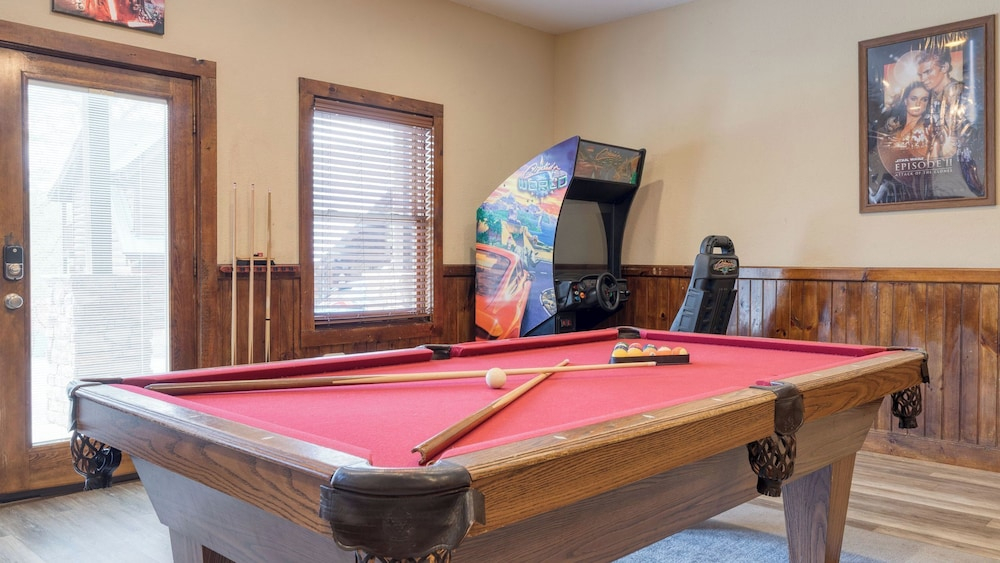 Alpine Mountain Lodge by Avantstay Sleeps 19 Luxury Cabin Game Room, Hot Tub Dollywood