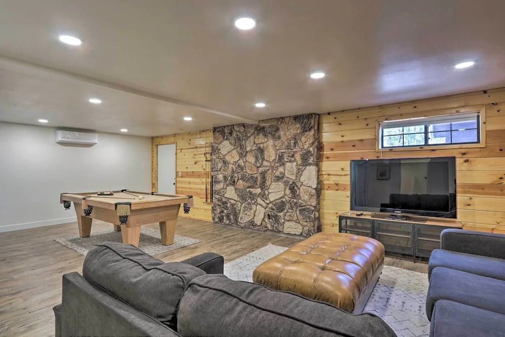 Deck, Games & Fire Pit: Modern Pine Cabin!
