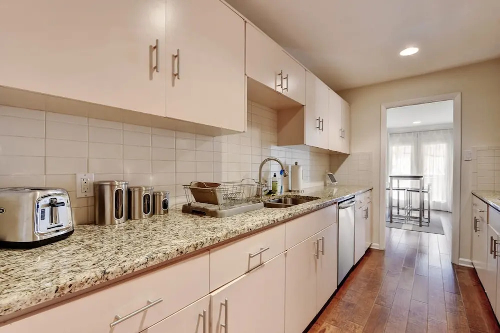 2BR 2 5BA Stunning Townhouse in Downtown Austin by RedAwning