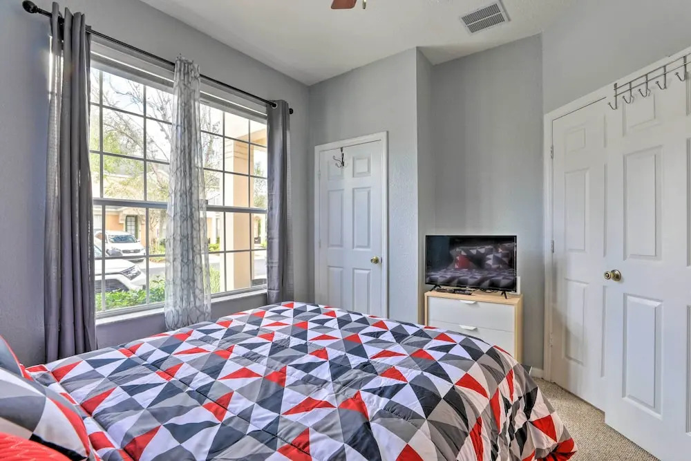 Resort Townhome w/ Splash Pool ~ 7 Mi to Disney!