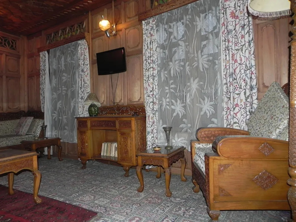 Shabrose Heritage Houseboats