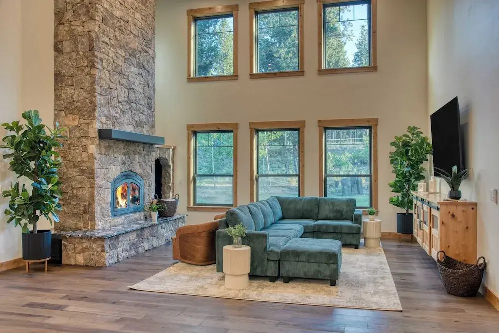 Spring River Retreat by Avantstay Lakefront Luxury w/ Hot Tub, Game Room & Near Bend