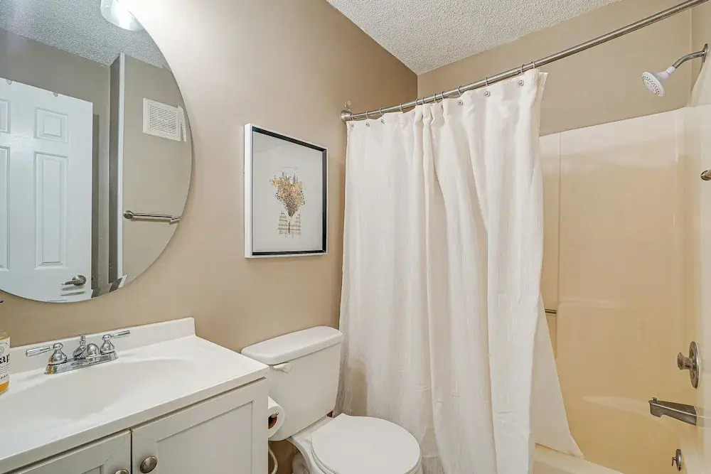 Breezy Carolina Beach Condo w/ Balcony & Pools!