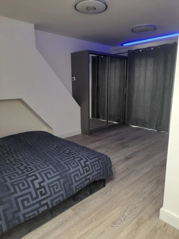 Apartment - Sleeps up to 5 & On-street Parking