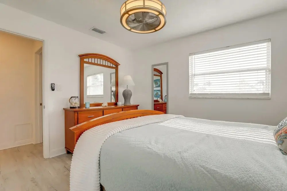Canal-front Haven: Pool, Dock & Lanai in Palmetto