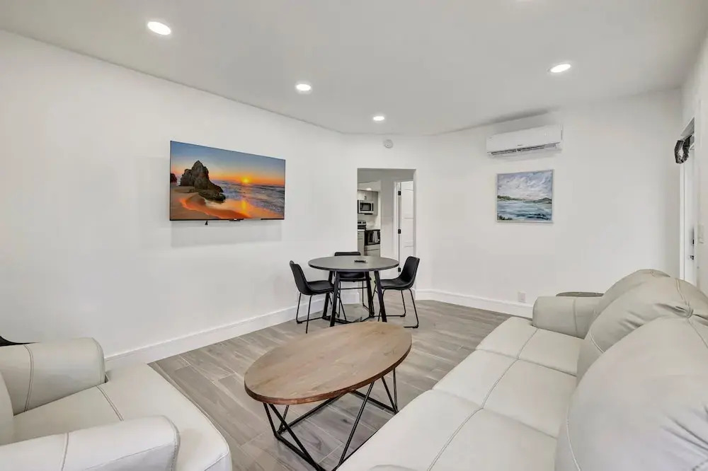 Sophisticated 2BR1BA Short Walk to Beach