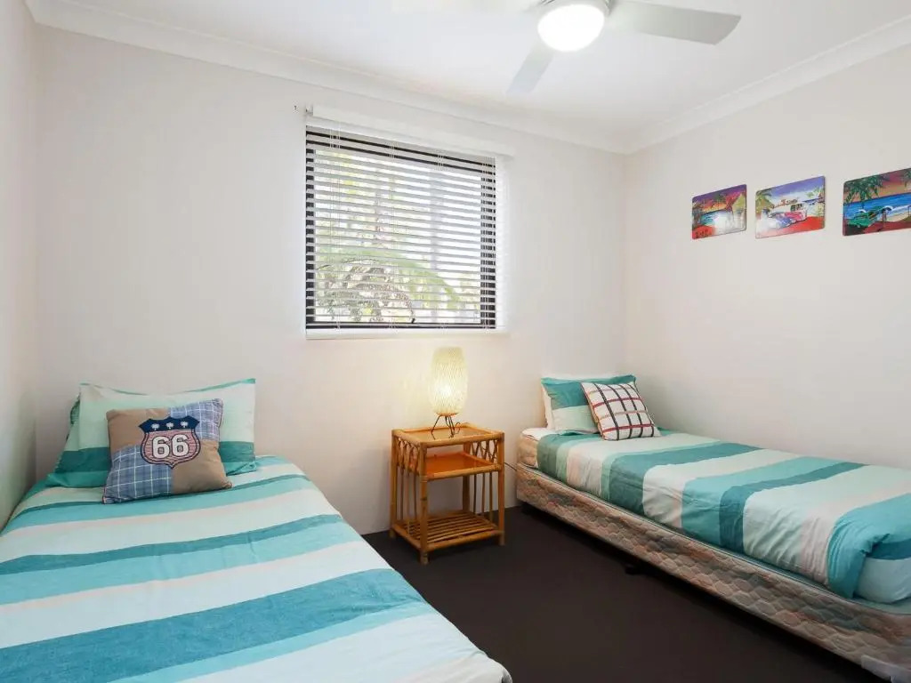 13 'Carindale', 19 Dowling Street - large ground floor unit with pool & tennis court