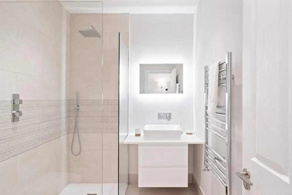 Designer 1-bed Flat W/juliet Balcony nr Wimbledon