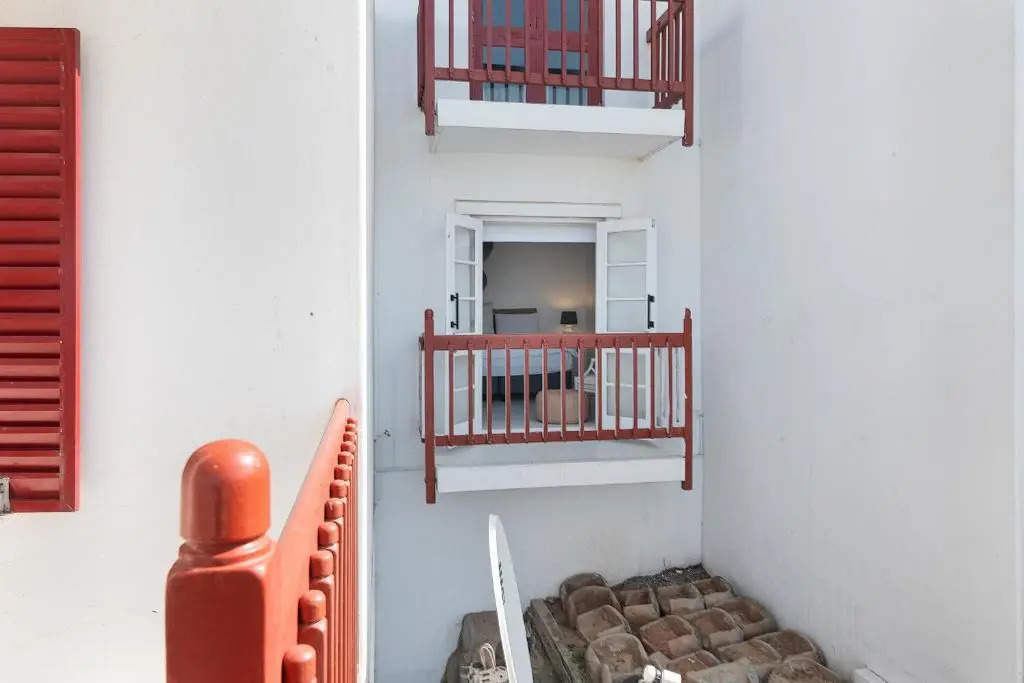 Santorini Perissa 16 - Family Only