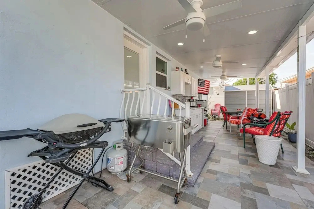 Steps to Madeira Beach! Modern Family Getaway