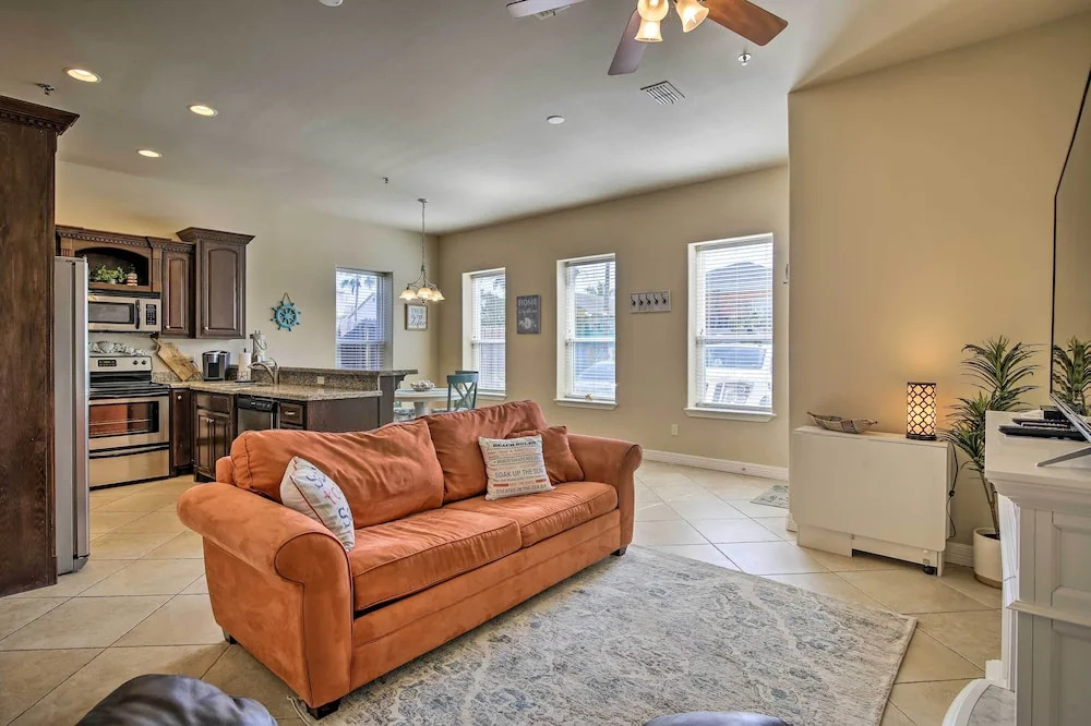 Texas Condo w/ Outdoor Pools - Walk to Beach!