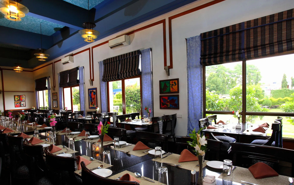 Hotel Paras
