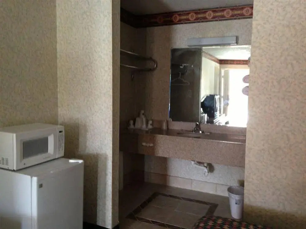 DELUXE INN augusta