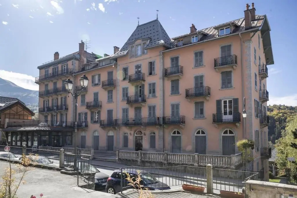 Luxury 2 bed apartment, central location with mountain views