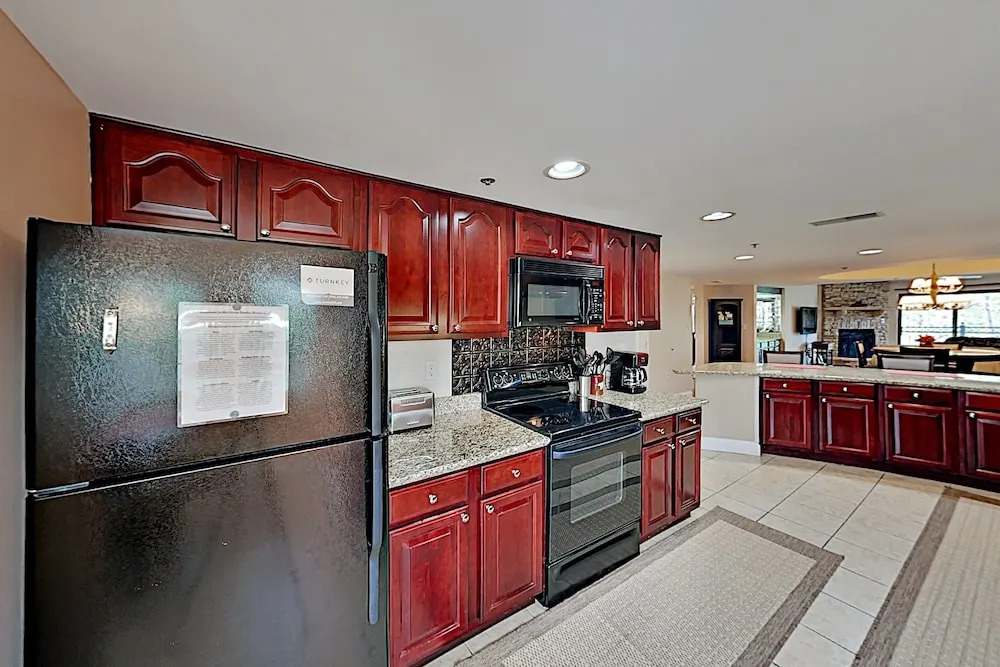Luxe Creekside End Unit W/ Pool - Walk Downtown! 2 Bedroom Condo