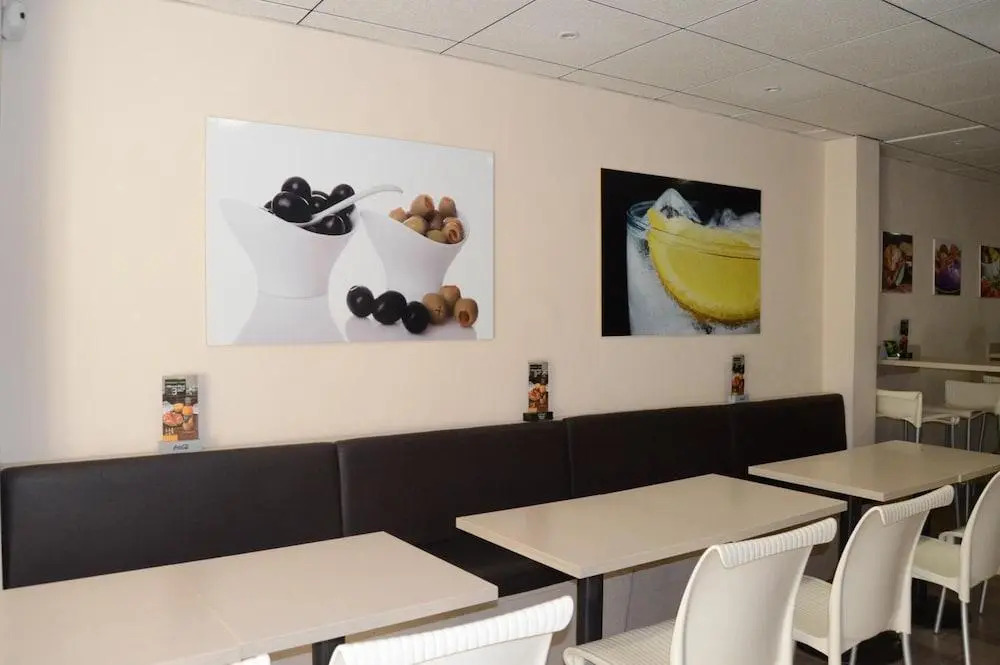 ROVIOR Rooms & Café