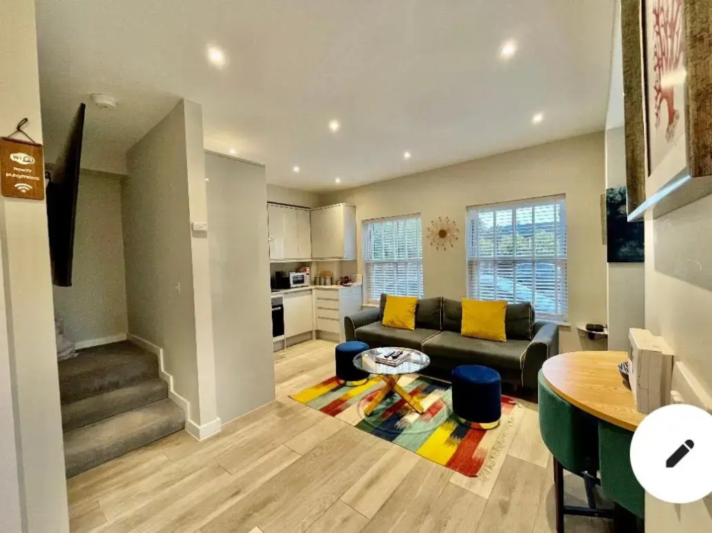PRIVATE GATED BRAND NEW, FULLY RENOVATED HOUSE 3 BEDS SLEEPS FIVE Free PARKING