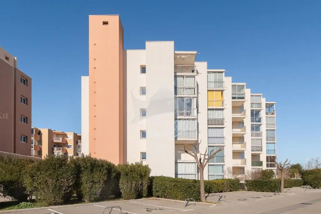 AS21116 - P2 centre ville dans une résidence à 200m de la plage