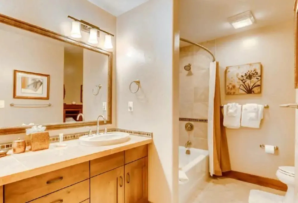 Luxury 2 Bedroom Mountain Vacation Residence With Hot Tub, Pool, and Easy Access to Ski Slopes