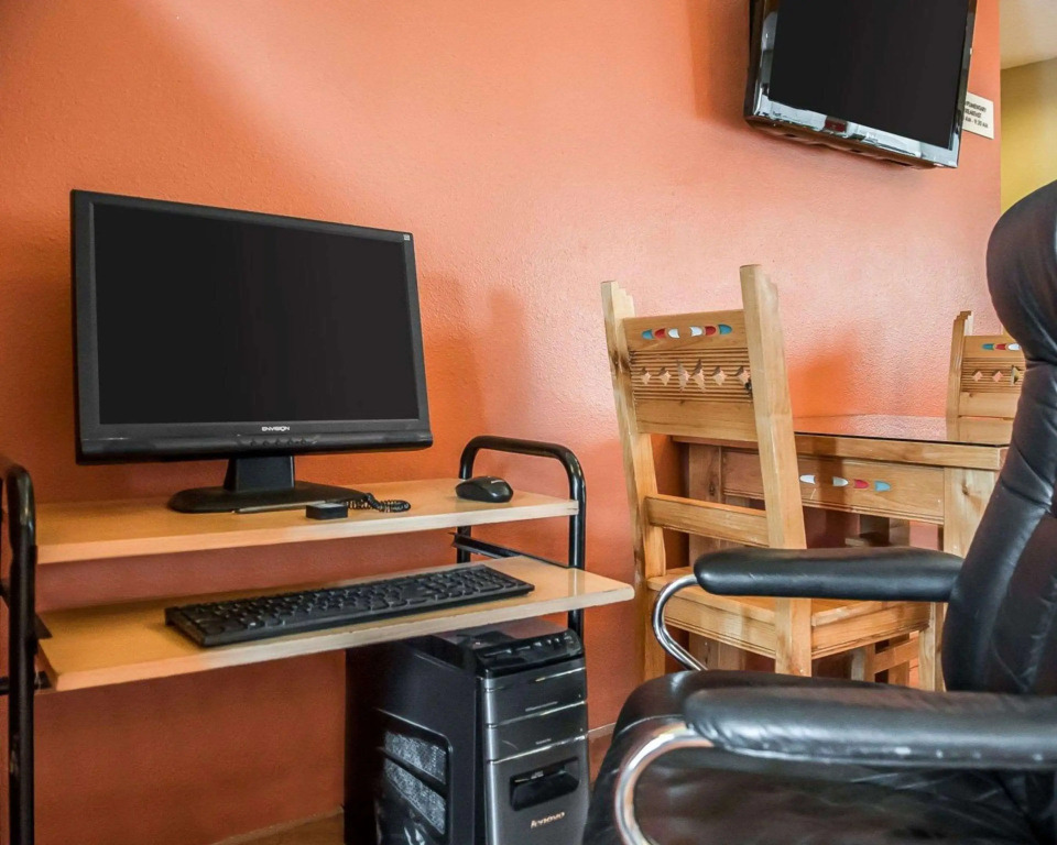Econo Lodge Inn & Suites Santa Fe South