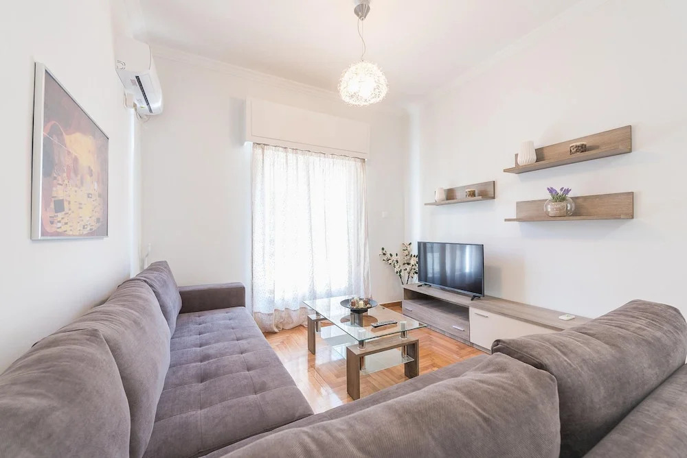Bright 2 Bdrm apt in the Heart of Athens