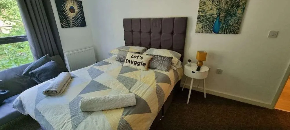 360 Serviced Accommodations - Brentwood 2 Bedroom Executive Apartment With Secure Parking