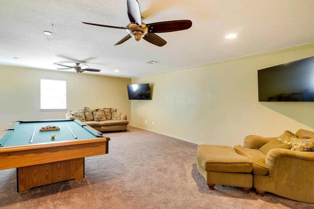Expansive Home w/ Pool Table ~ 15 Mi to Galveston!