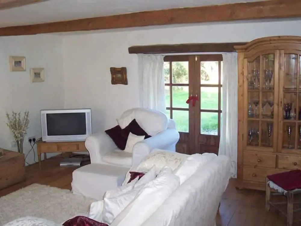 300 year old tradition irish cottage