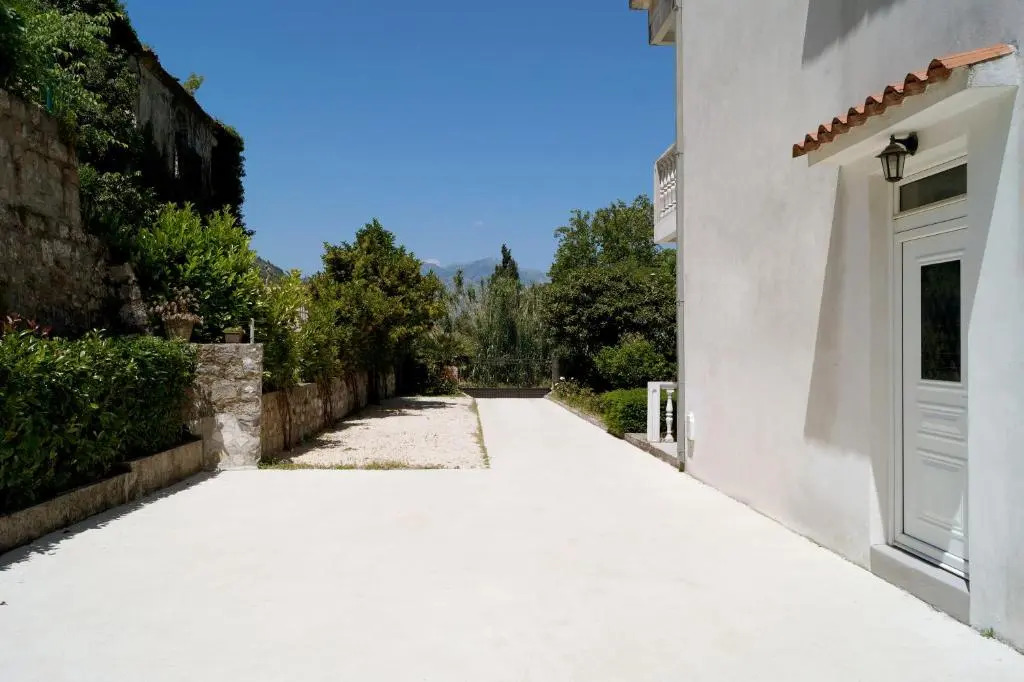 Veron Apartments