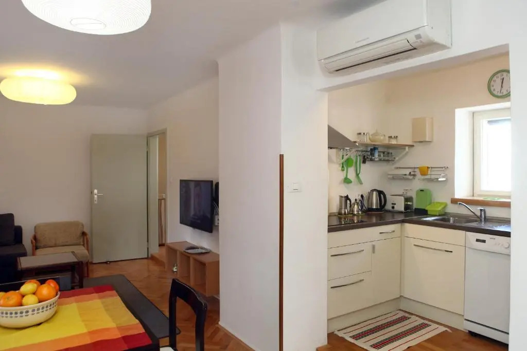 Spacious Piran Central Apartment for 5 Pax BG