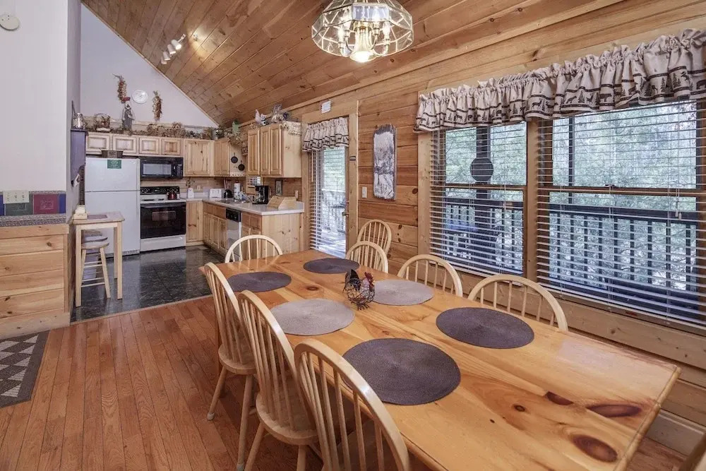 ER223 - Young's Hideaway Great Location - Close To Town! 4 Bedroom Cabin by RedAwning